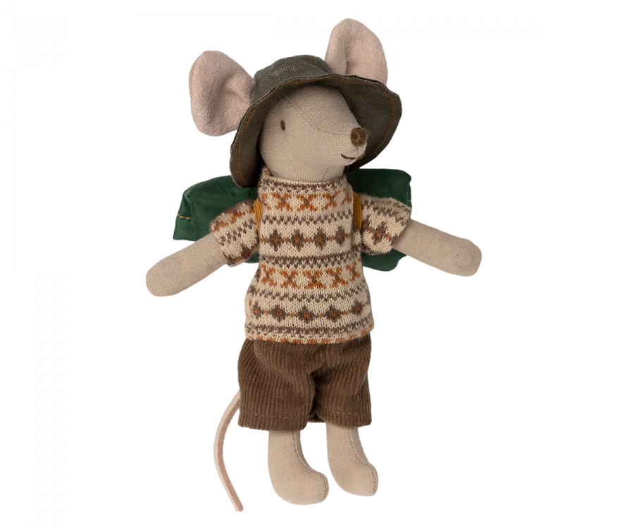 The Maileg Big Brother Mouse & Pony – Western Adventure Set features a plush mouse in adventurer's attire with a patterned sweater, brown shorts, green backpack, and wide-brimmed hat—perfect for imaginative western adventures.