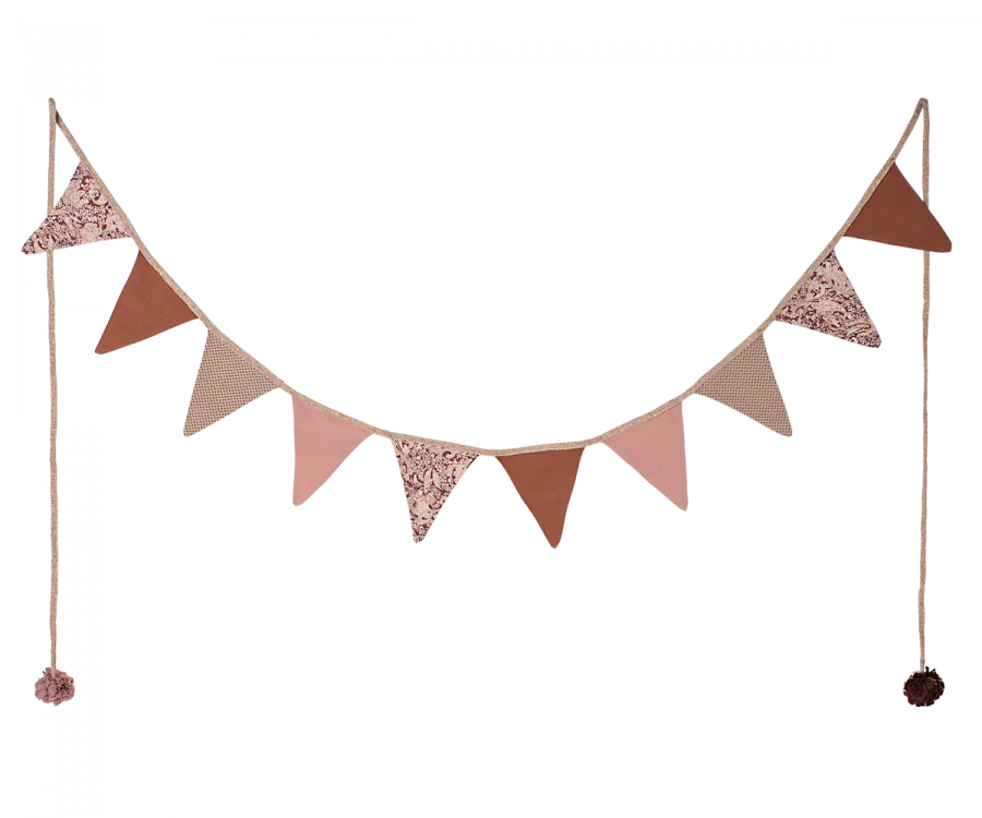 Maileg Garland - Rose made of multi-colored fabric triangles, suspended by a string with hanging tassels on each end, isolated on a black background.