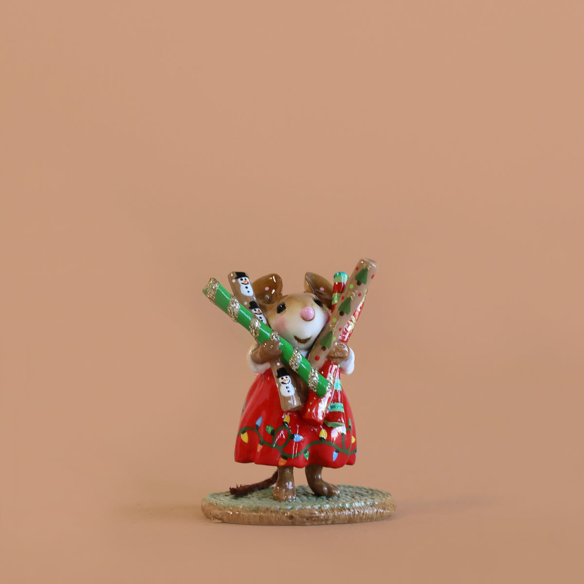 ヴィンテージ　We Forest Folk クリスマスストッキングを持つネズミ Wee Forest Folk Tiny Collectible - Wrap it Up! (Not a Toy)– Odin