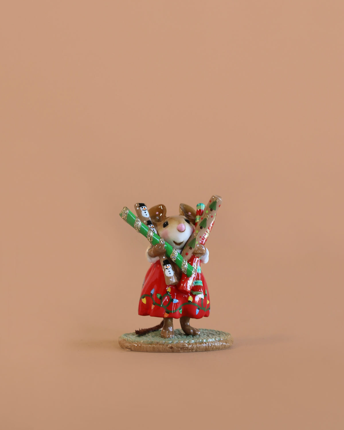 ヴィンテージ　We Forest Folk クリスマスストッキングを持つネズミ Wee Forest Folk Tiny Collectible - Wrap it Up! (Not a Toy)– Odin