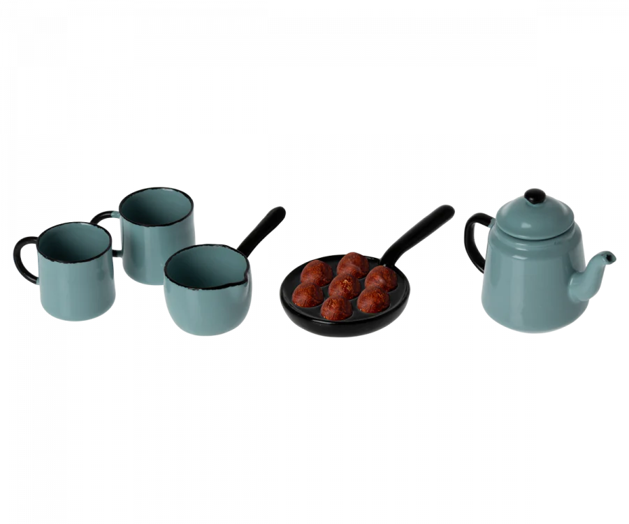 A teal kitchen set, reminiscent of Maileg Madam Blue’s Favorites, consists of three mugs, a saucepan, a frying pan with meatballs—a nod to traditional Scandinavian treats—and a teapot, all placed in a row on a white background. The cookware has a simple, vintage design.