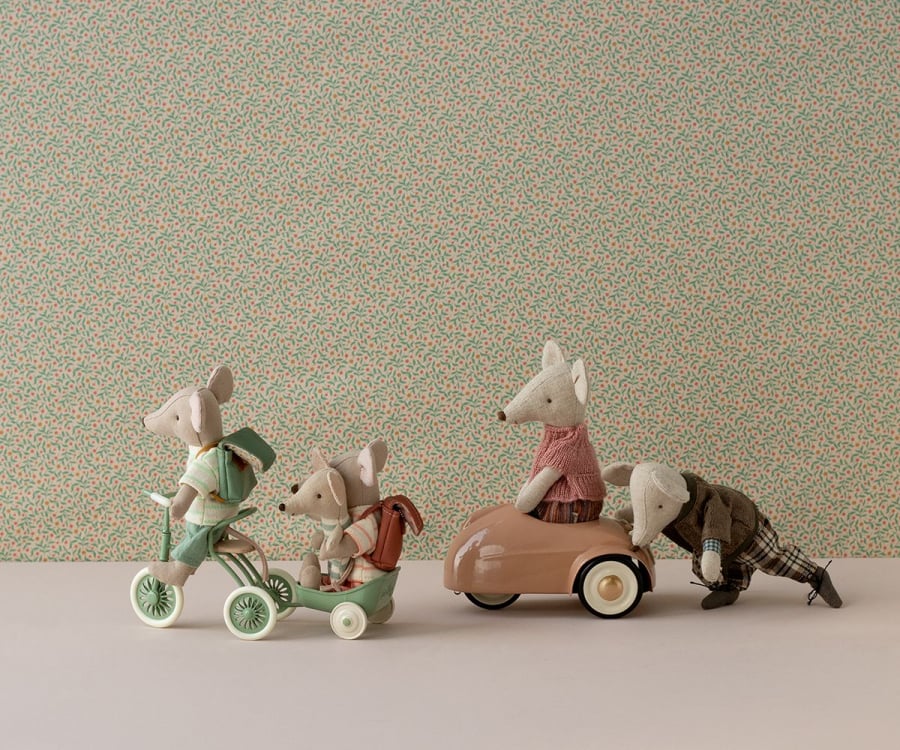 Miniature tricycle toy with mice dolls