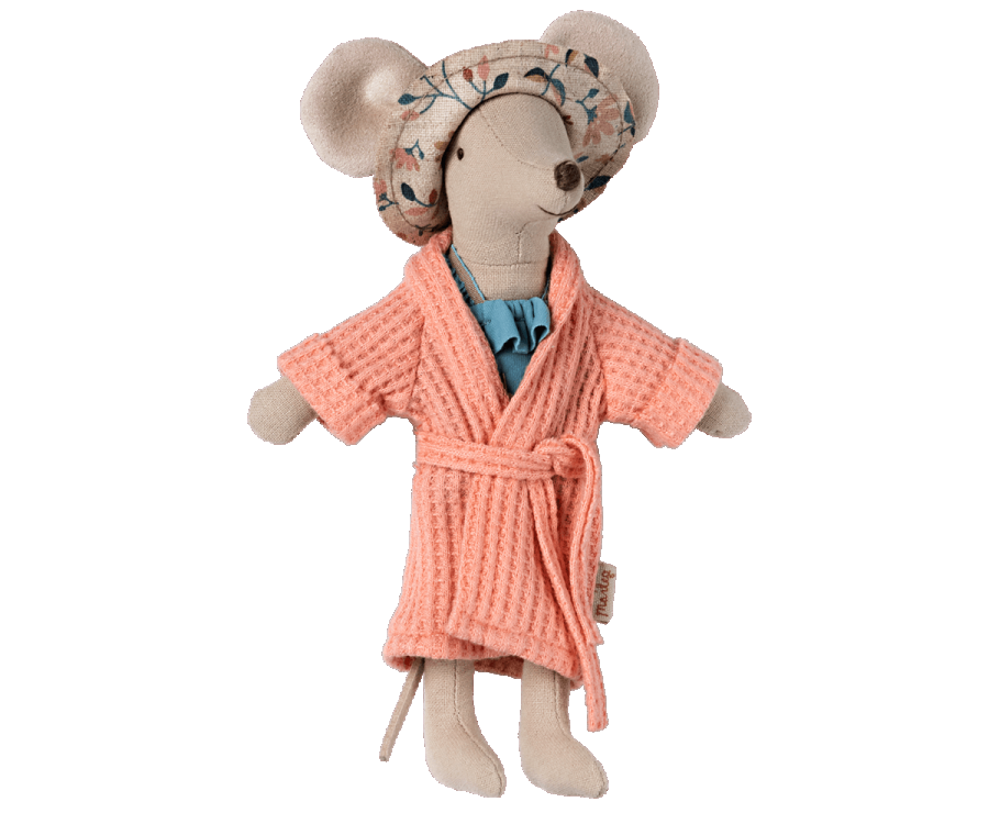A fabric mouse doll dressed in a Maileg Extra Clothing: Bathrobe - Coral tied at the waist, with a blue shirt underneath. The doll wears a beige hat decorated with blue and brown patterns. The mouse has a long tail and stands upright against a white background.