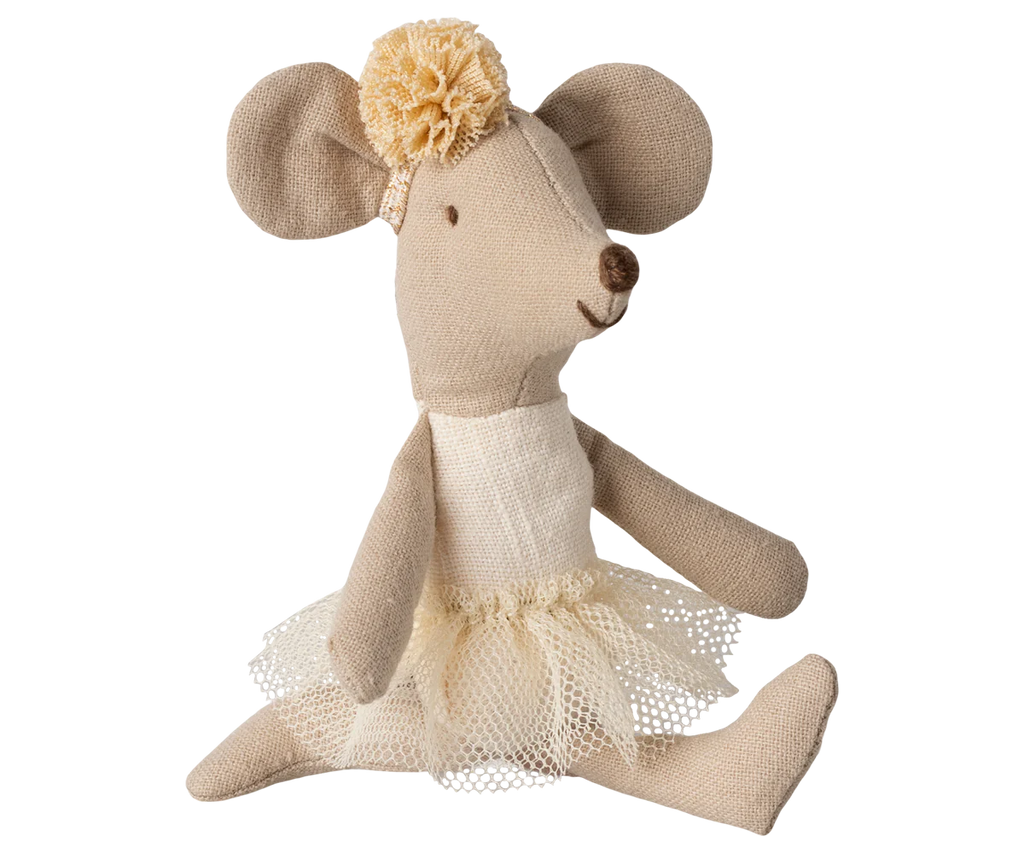 The Maileg Ballerina Mouse - Little sister (Off White) is dressed in a white tutu and adorned with a beige headband featuring a flower. This cheerful ballerina mouse has stitched eyes and nose, and is seated with its legs spread apart. The doll is made from a light brown linen-like material.