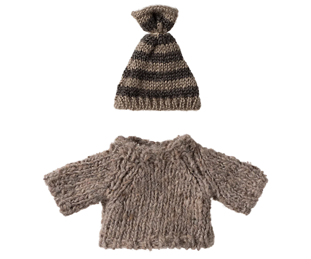 A snug knitted set consisting of a striped beanie and matching chunky sweater in warm brown and gray tones, ideal as winter accessories for the Maileg Big Brother Mouse. All exquisitely showcased against a clean white background.