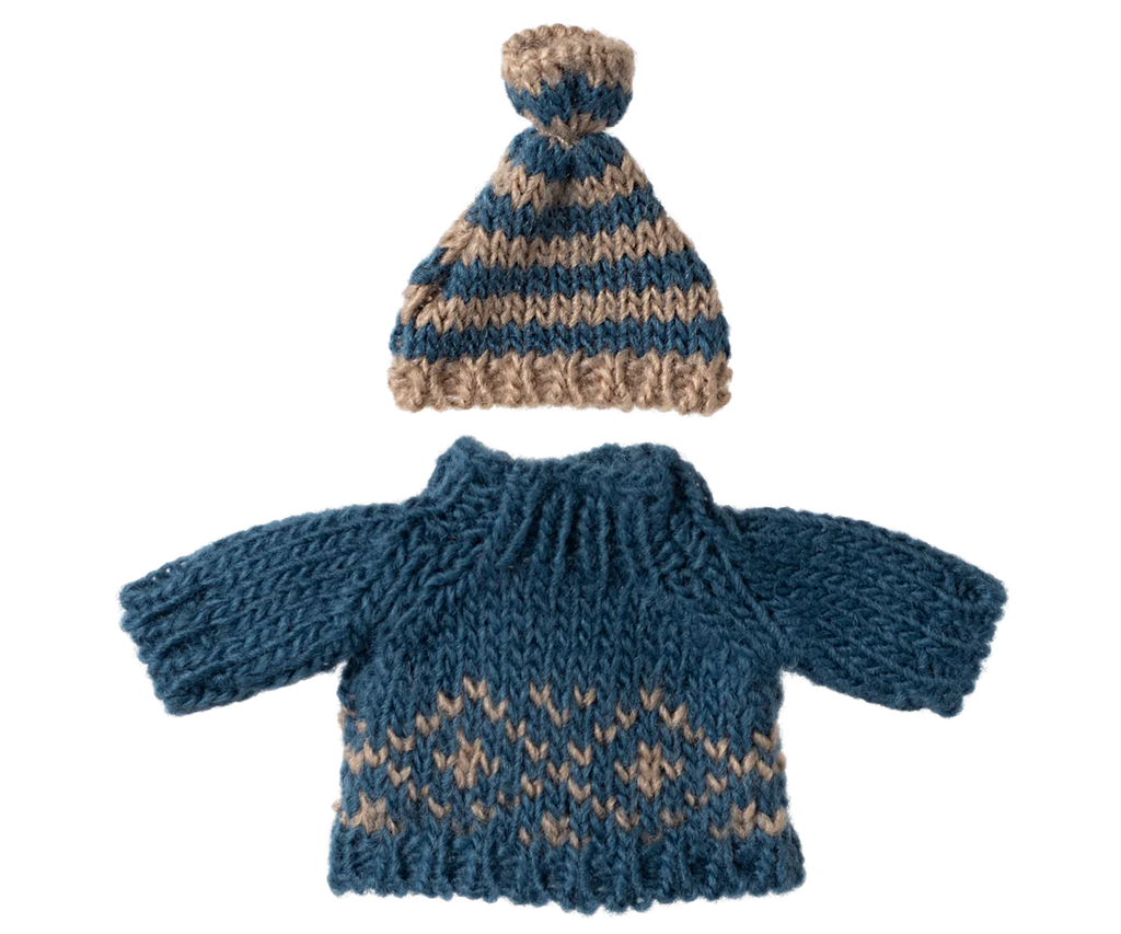 A Maileg knitted sweater in blue paired with a matching hat for Dad Mouse, featuring beige and blue stripes and topped with a pom-pom. Both pieces are designed with a cozy texture reminiscent of Scandinavian winter patterns.