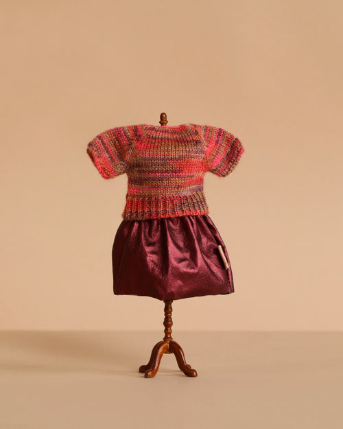 A Maileg Mum Mouse mannequin models the Extra Clothing set—featuring a multicolored knitted blouse and shiny burgundy skirt—against a plain beige background.