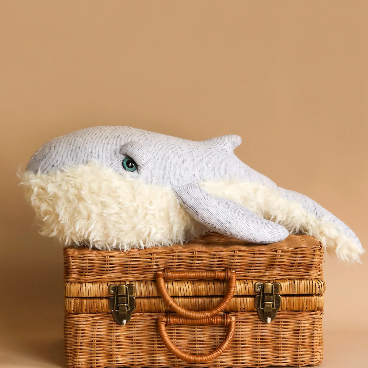 快適グッズ・旅行小物 TKNK PRODUCTS hanging whale Whale Zip & Flip Travel Pillow – Kikkerland Design Inc