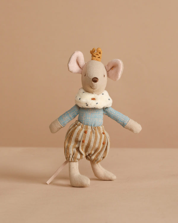 Maileg Prince Mouse, Big Brother wears a gold crown, blue checkered shirt, polka dot ruffled collar, and brown striped pants—making him a charming little prince. Suitable for ages 3+. Displayed against a beige background.