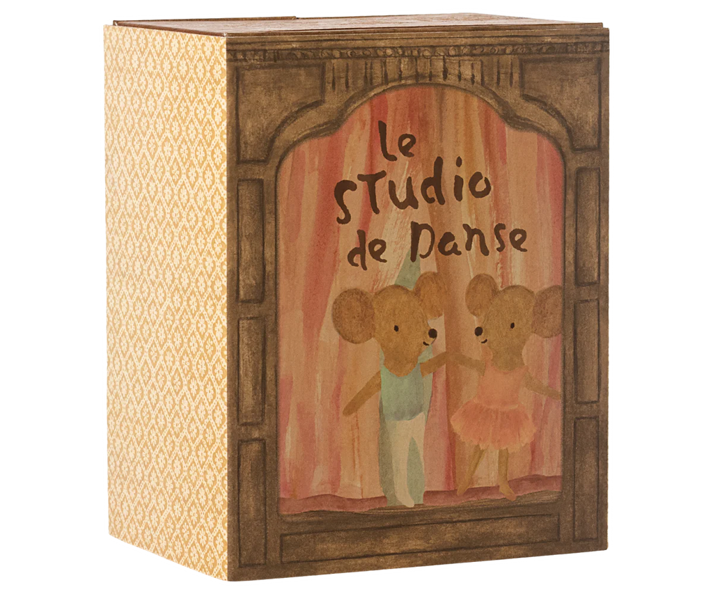 The Maileg Ballet Mice in Dance Studio, Little Sister and Brother, features a decorative box adorned with “Le Studio de Danse” and an illustration of two ballet mice on stage with curtains. Gold-patterned sides add elegance, making this charming set perfect as a dance studio toy or storytelling playset for imaginative adventures.