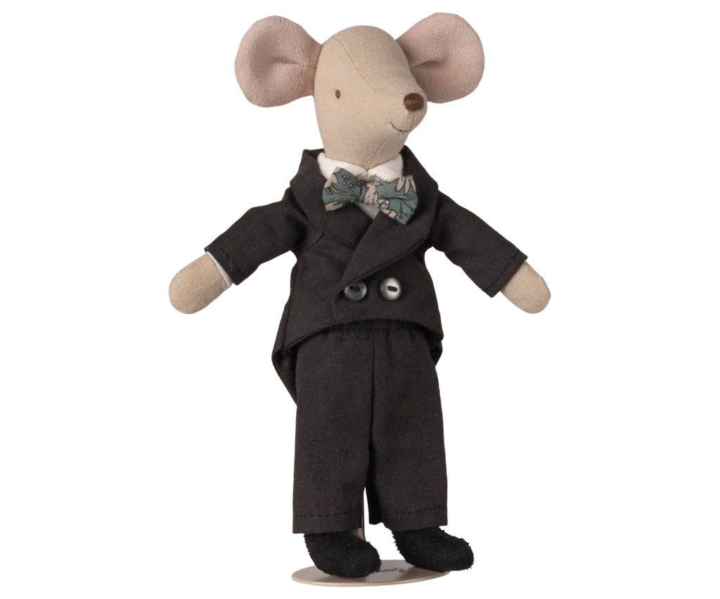 The Maileg Wedding Mice Couple in Box, Mum and Dad (expected 06/15/26), includes elegantly dressed plush mice, perfect as a charming gift or collectible for special occasions.