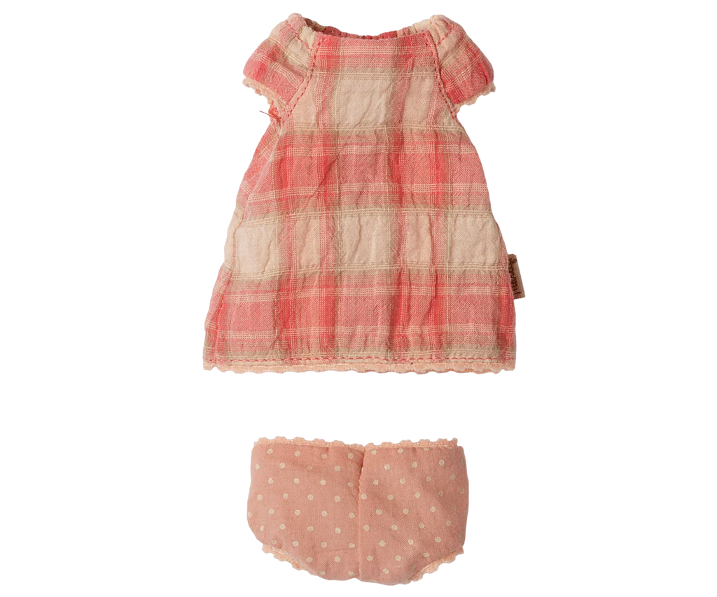 PRE-ORDER: Maileg Dress, Teddy Junior - Coral. This small coral dress for cotton dolls features short sleeves and checks, perfectly paired with pink polka-dotted bloomers. Displayed on a plain white background. Estimated arrival: Early November.