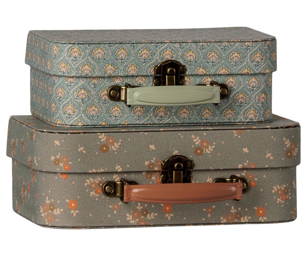 PRE-ORDER: Maileg Suitcase Set - Michette features two vintage-style cardboard suitcases with metal clasps and plastic handles. The top has a blue pattern, the bottom a gray floral design. Estimated arrival: early October.