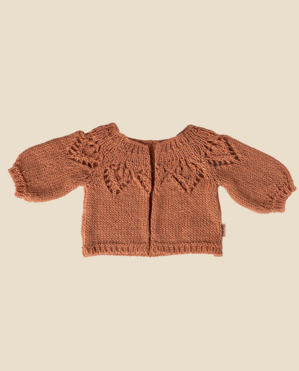 Pre-order: Maileg Knitted Cardigan for Bunny Size 4 in vintage rose, featuring a leaf pattern and puffy long sleeves—a delightful addition to your bunny clothes collection. Expected arrival: 02/15/26.