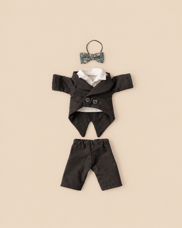 Maileg Wedding Suit, Dad Mouse, featuring a black jacket with a white shirt collar, matching trousers, and a patterned bowtie.