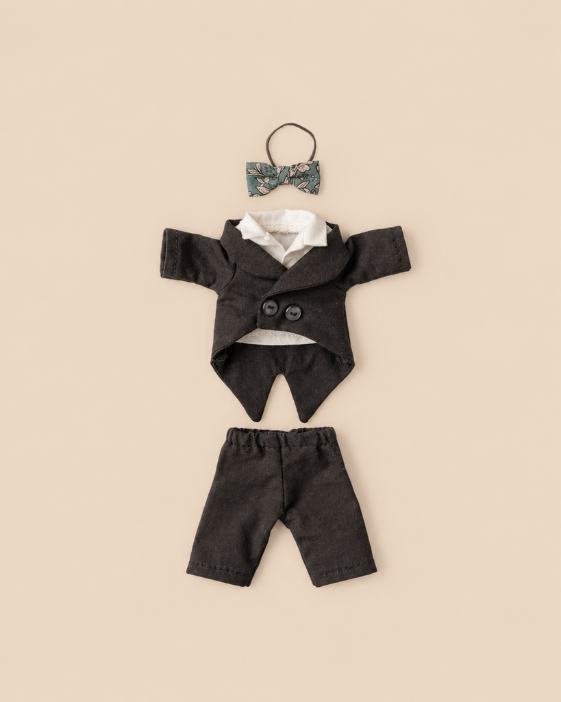 Maileg Wedding Suit, Dad Mouse, featuring a black jacket with a white shirt collar, matching trousers, and a patterned bowtie.
