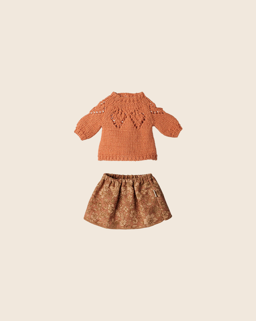 PRE-ORDER: Maileg Skirt and Knitted Sweater - Medium Mouse, featuring a small orange leaf-patterned sweater and flower skirt, both laid flat on a light beige background. Estimated arrival: early November.