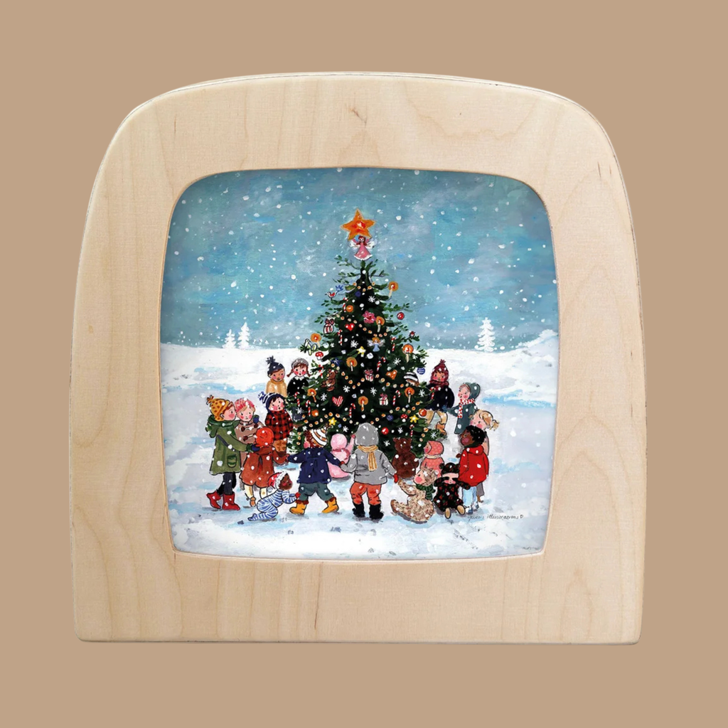 Children in winter clothes gather around a decorated Christmas tree in a snowy landscape, beautifully captured in the “Silhouette Only - Snowy Decorations Silhouette for Toverlux Lamp.” Framed by light-colored wood and dusted with gently falling snow, this festive and joyful scene radiates enchanting charm—perfect for creating a magical holiday atmosphere.