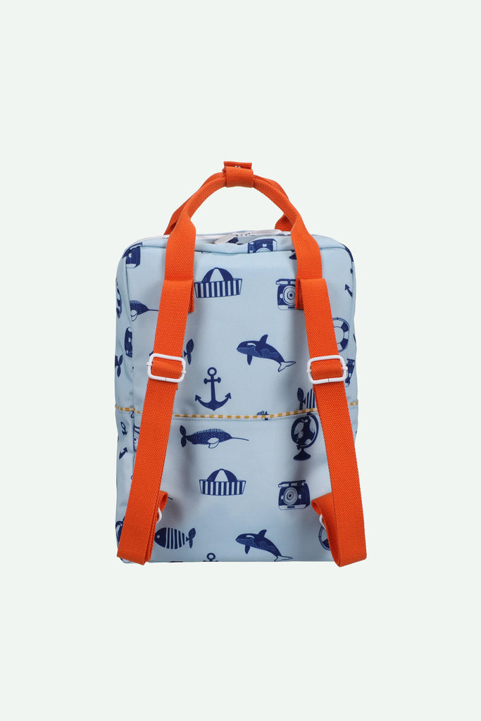 The Sticky Lemon Backpack Large - Special Edition - Wonders of the Deep Sea is made from recycled PET bottles. This light blue bag with orange straps features nautical prints and a waterproof lining for added protection.