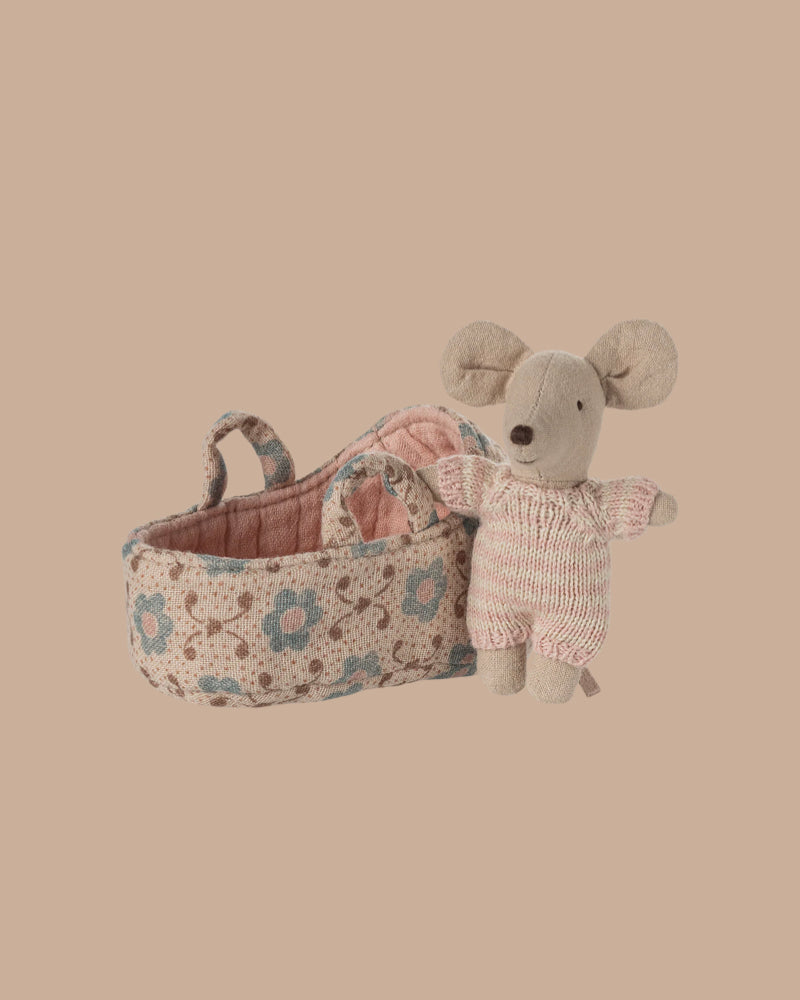MAILEG BABY MOUSE IN CARRY COT - ROSE