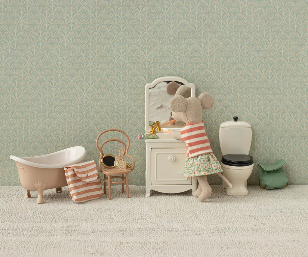 Experience bedtime charm with the Maileg Toothbrush Set in Bag, Mouse – Coral Stripe: a delightful accessory featuring a striped mouse and miniature toiletry essentials like a toothbrush, toothpaste, towel, and cup—all perfectly sized to complement your Maileg mouse family collection.