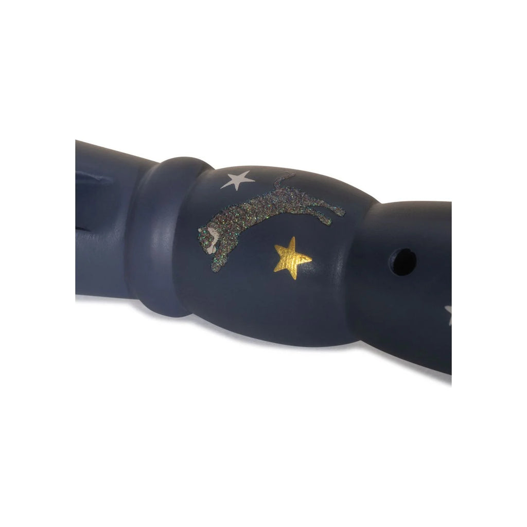 A dark blue wooden segment from the Konges Sloejd Music Set Petite - Tiger, decorated with a glittery tiger and gold and white stars.