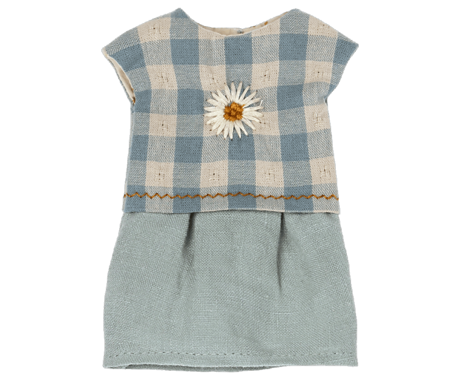 A darling outfit for Teddy Mum, this Maileg Extra Clothing: Dress for Teddy Mum features a beige and light blue checkered top with a daisy flower in the center. The solid light blue bottom has simple short sleeves and brown decorative stitching at the waist. Purchase separately to mix and match Teddy Mum’s wardrobe!