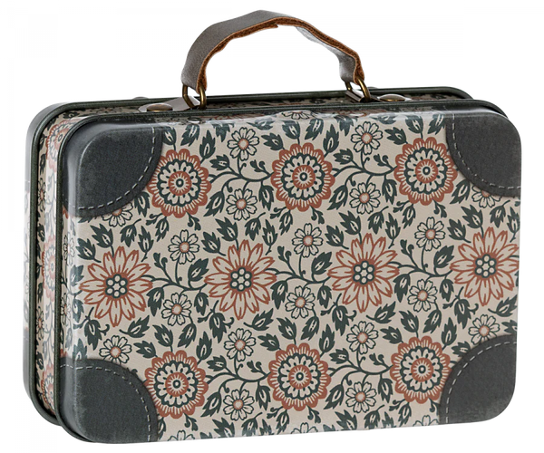 Maileg Suitcase, Small – This metal suitcase features a brown handle and is decorated with a charming floral pattern of red, white, and green flowers and leaves. Its dark gray reinforced corners add extra durability, making it perfect for gift storage or carrying small soft toys.